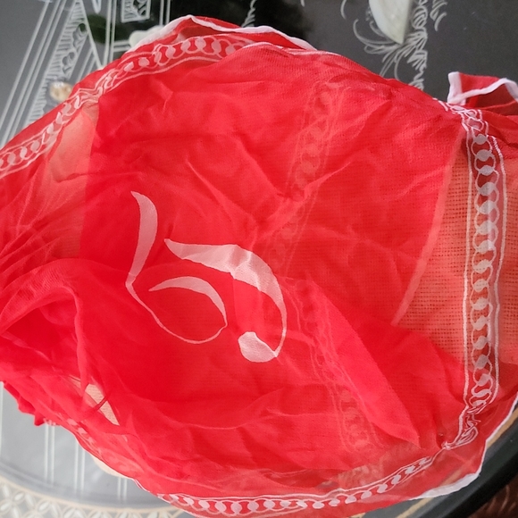 100% Vinal Monogrammed "T" Red Scarf White Piping - Picture 2 of 6